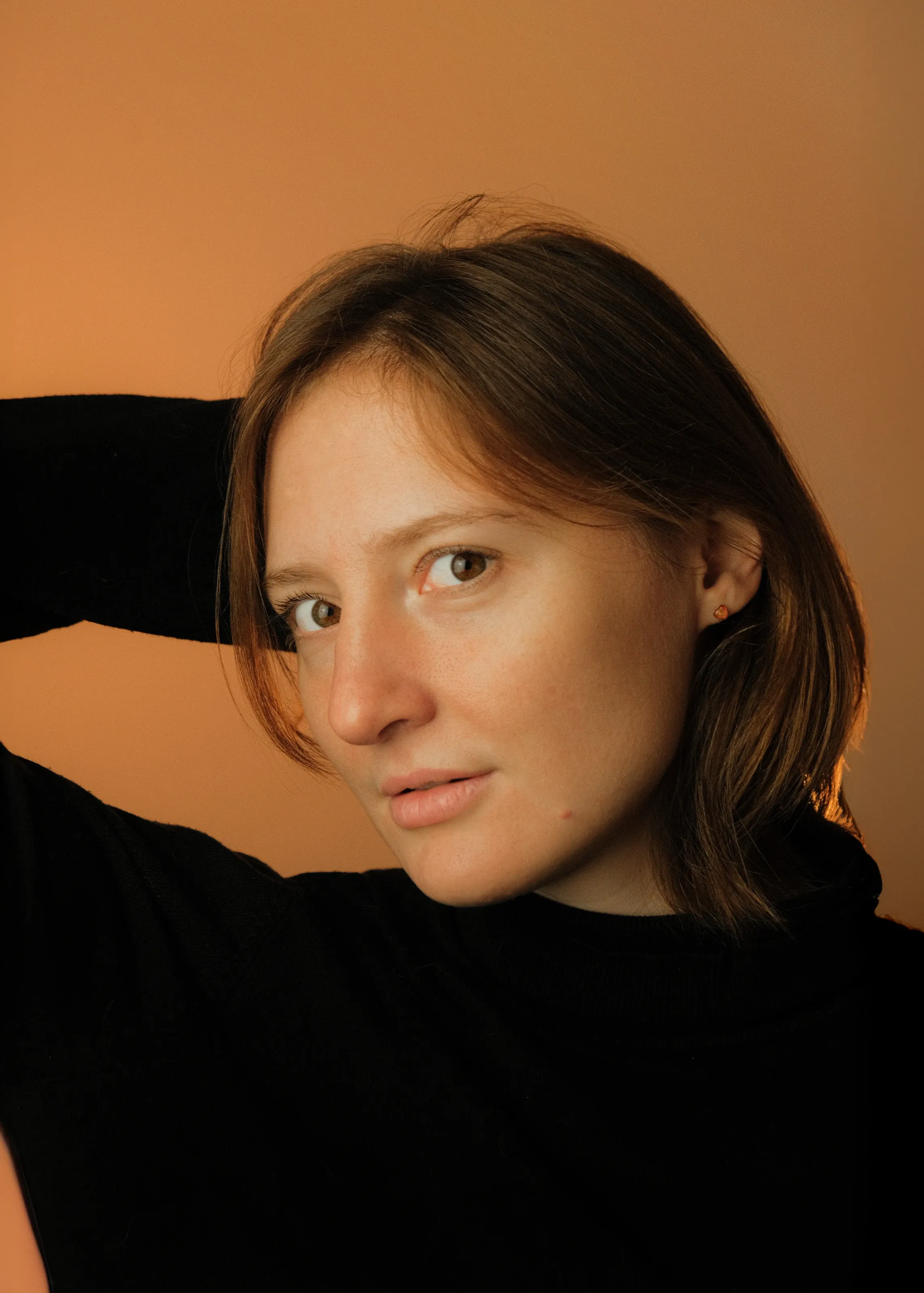 Portrait d'une femme sur fond orange