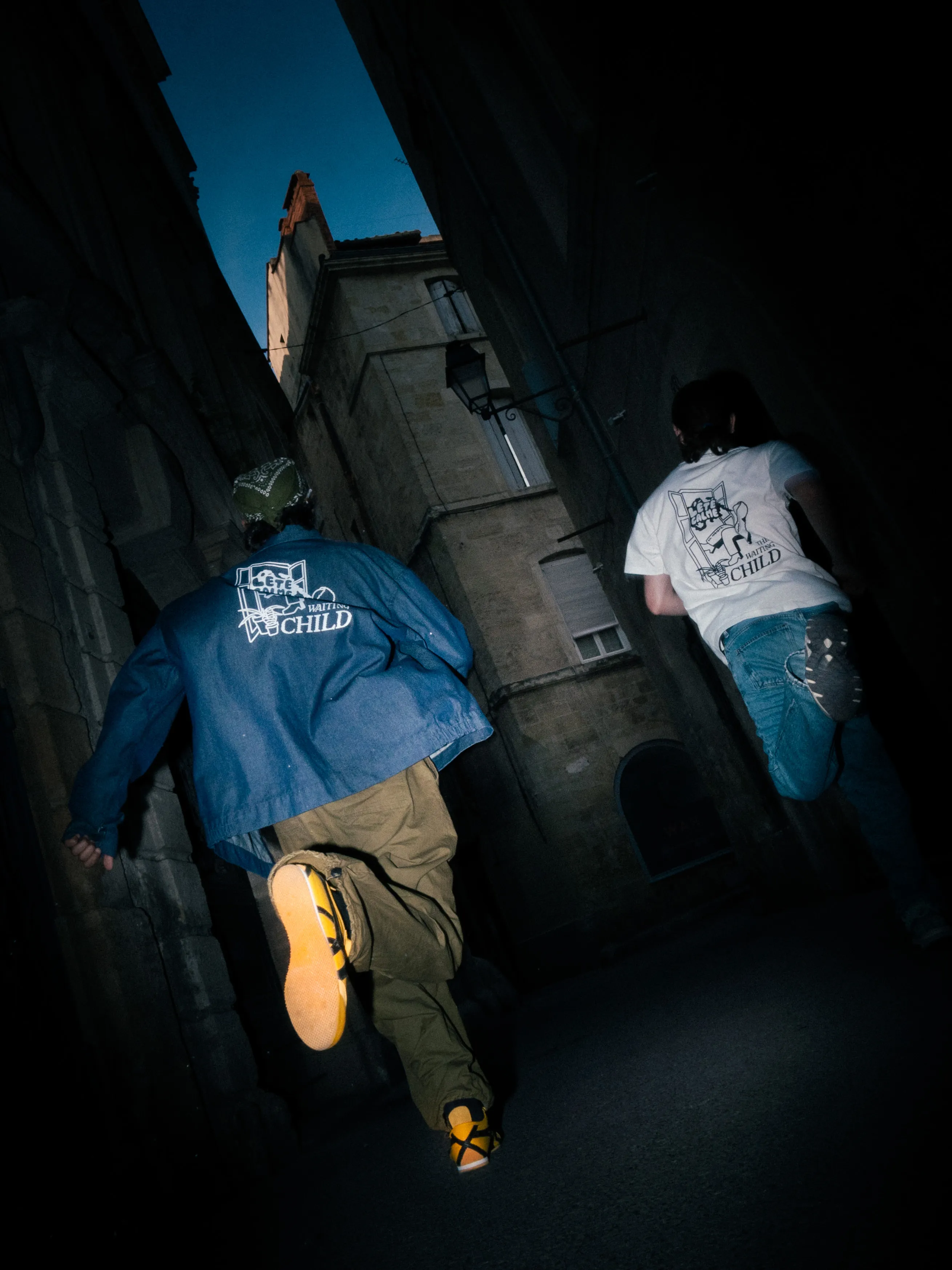 Deux personnes courant dans une ruelle