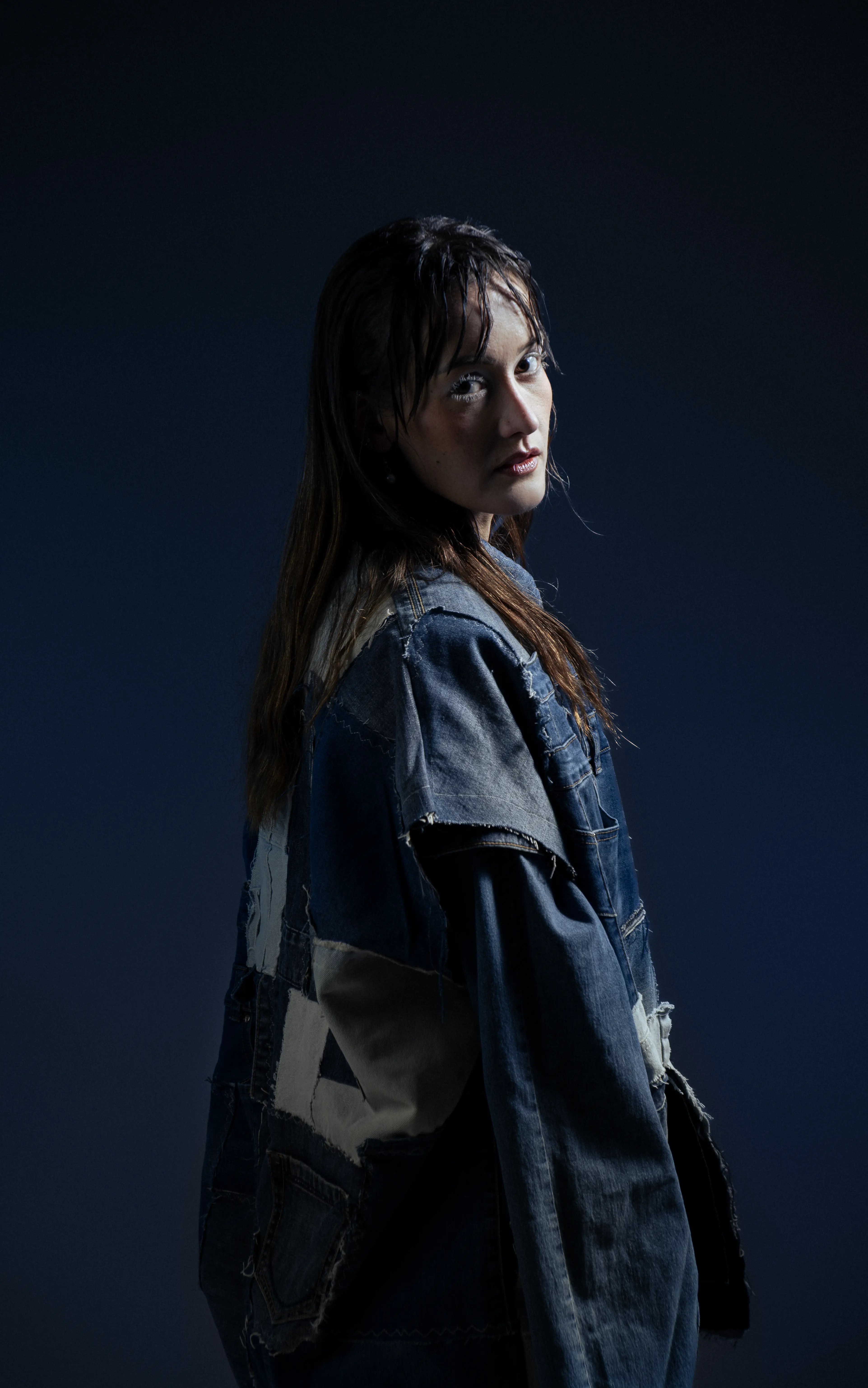 Modèle portant une création en denim, vue de dos