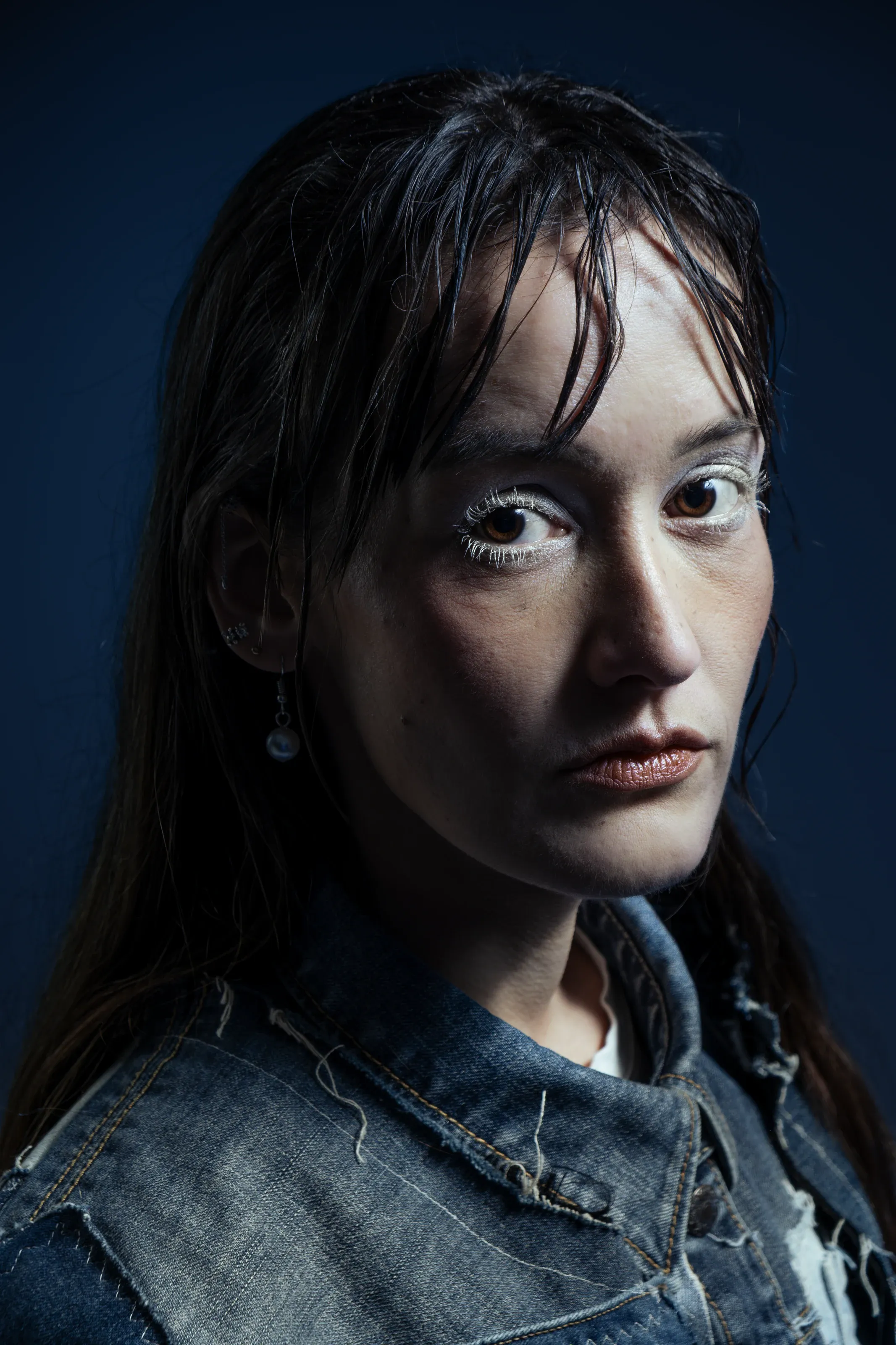 Portrait d'une femme en veste en denim