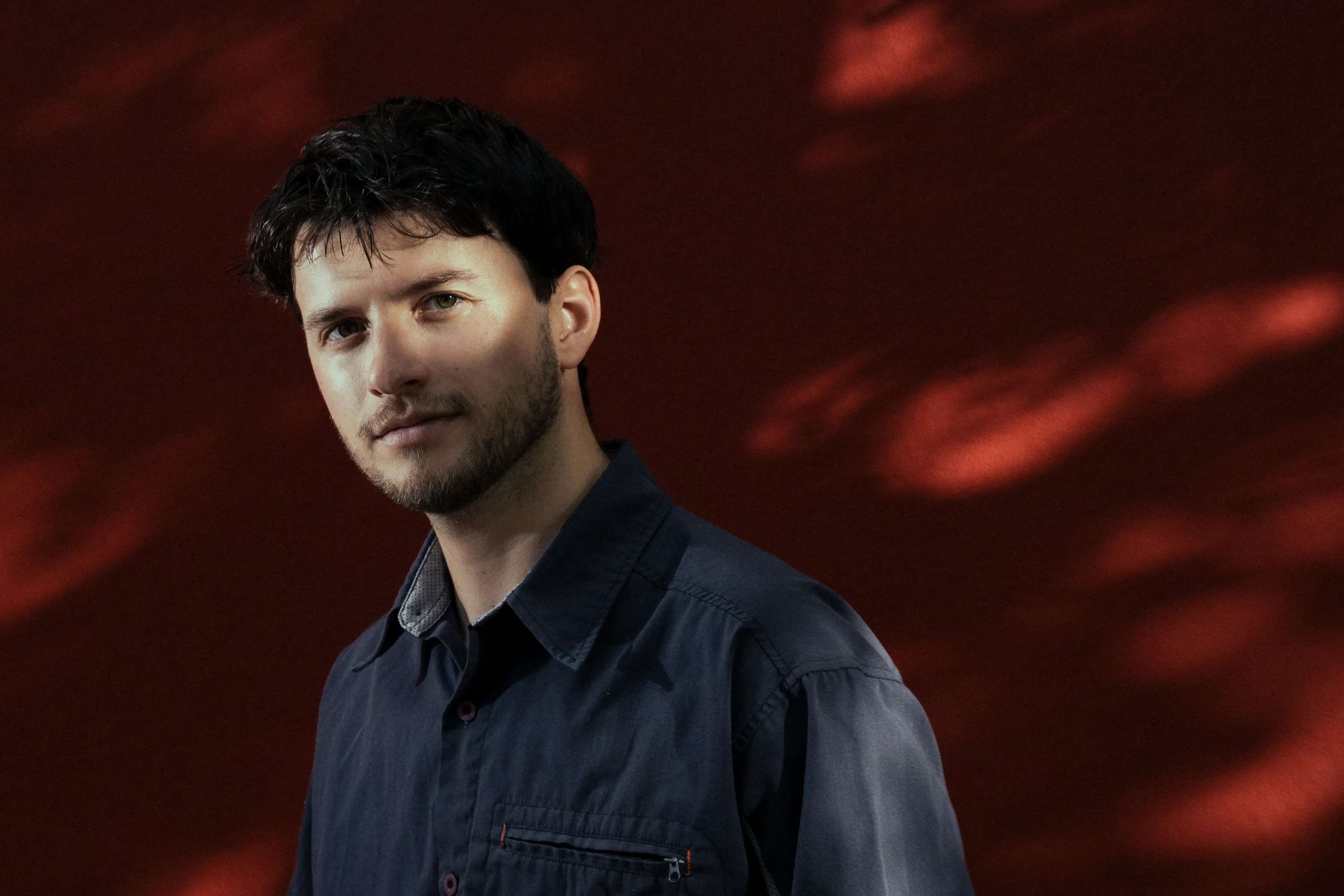 Portrait d'un homme éclairé en rouge