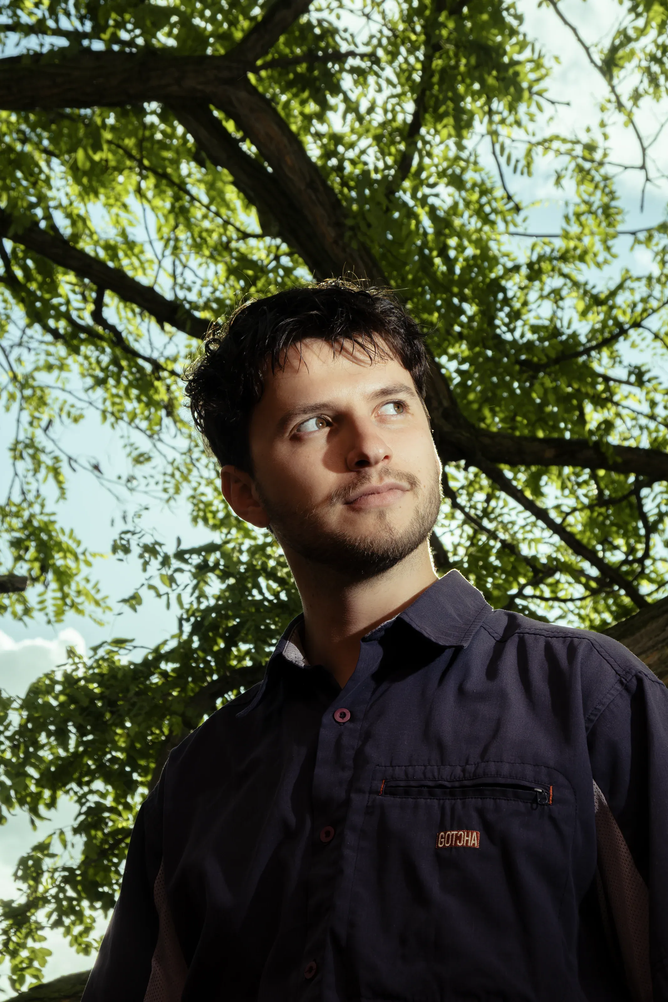 Portrait d'un homme sous un arbre