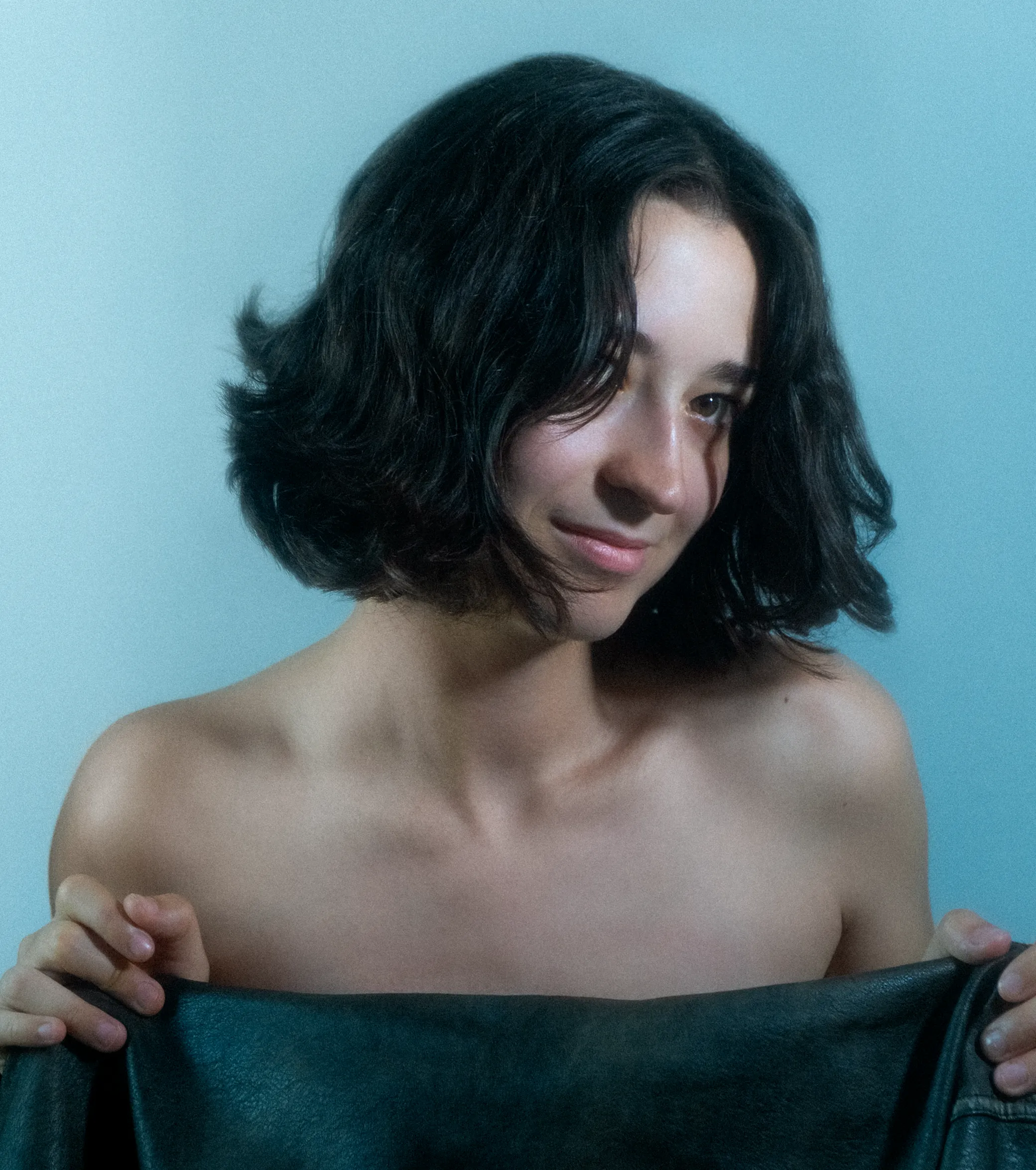 Portrait d'une femme aux cheveux courts sur fond bleu