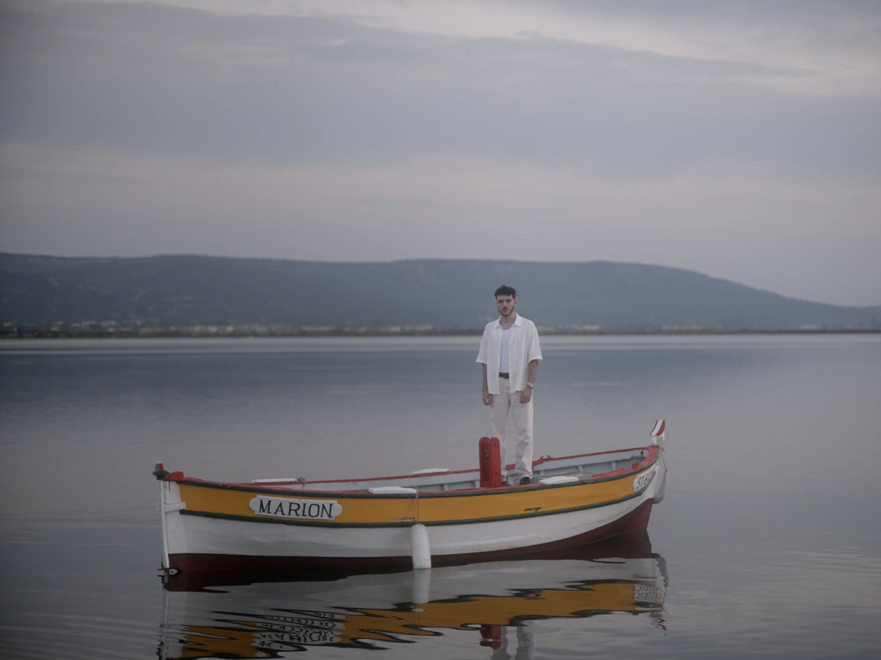 Lucas Paramour debout sur une barque