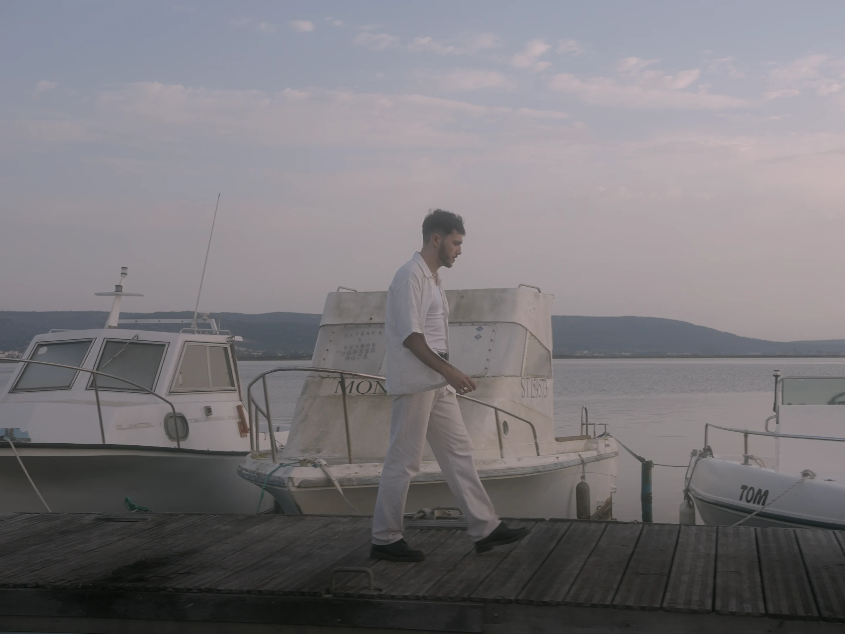 Lucas Paramour marchant sur un ponton