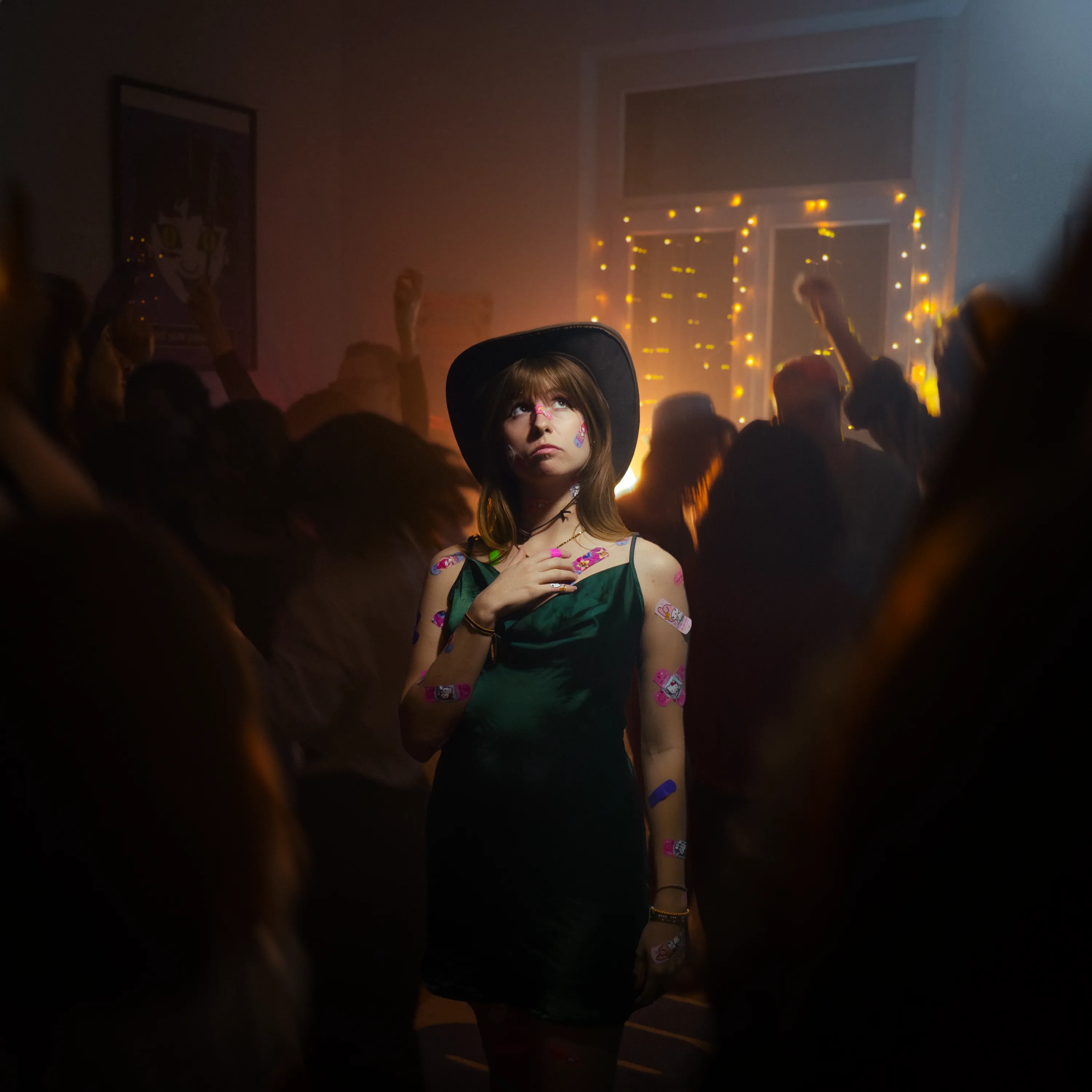 Femme au chapeau au milieu d'une fête