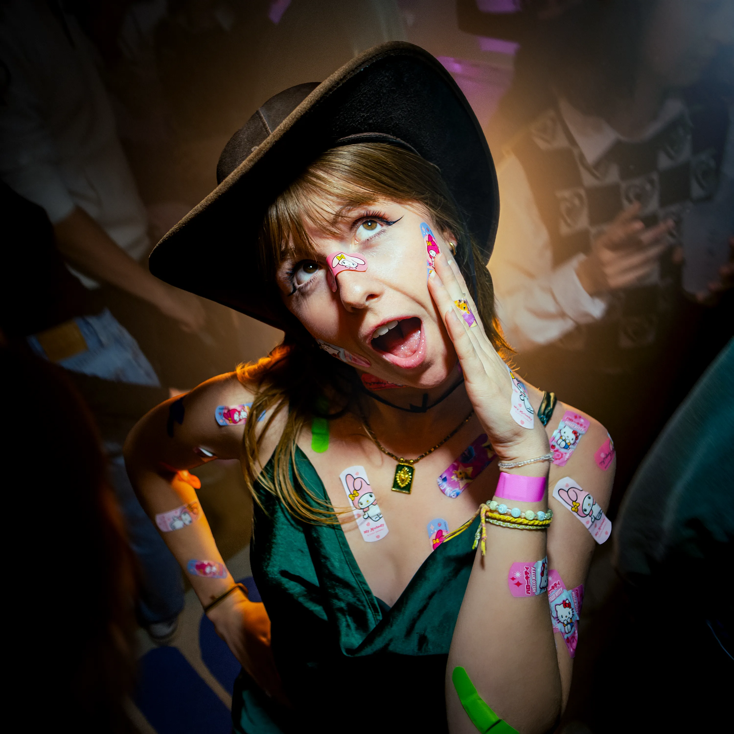 Femme au chapeau couverte d'autocollants