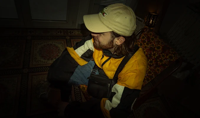 Portrait en casquette et veste jaune