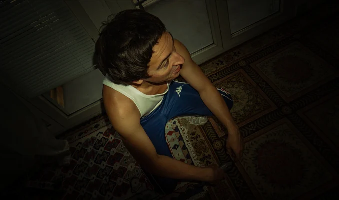Portrait assis sur un tapis