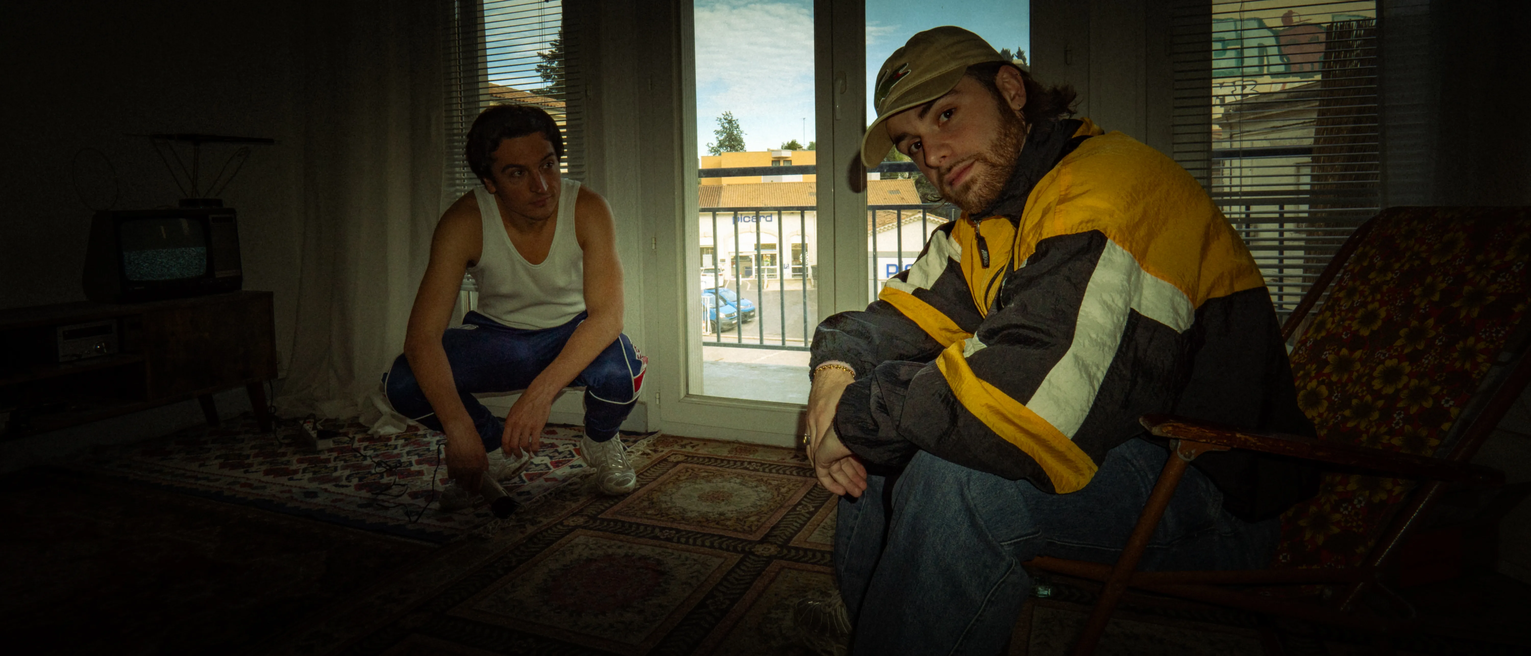 Deux hommes dans un appartement