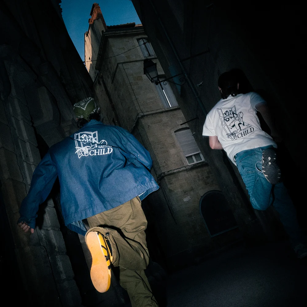 Deux personnes courant dans une ruelle