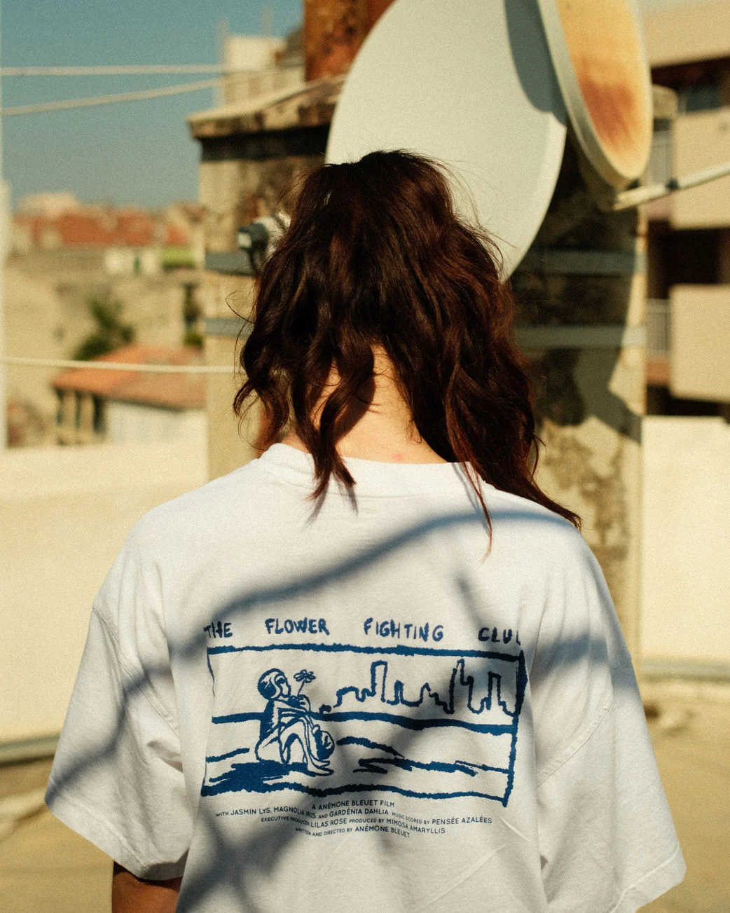 Modèle portant le tee-shirt The Flower Fighting Club, vue de dos