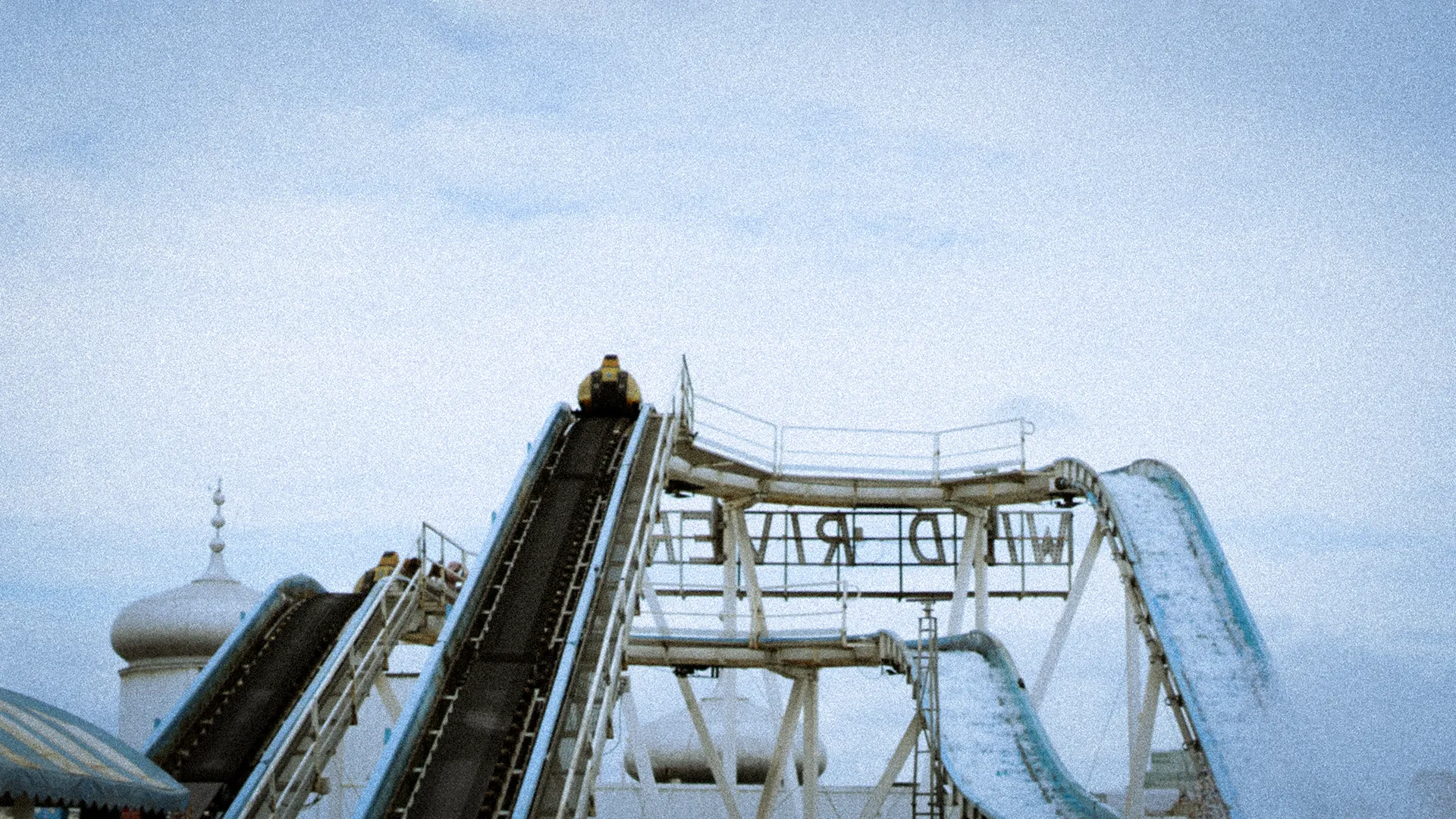 Toboggans d'un parc aquatique
