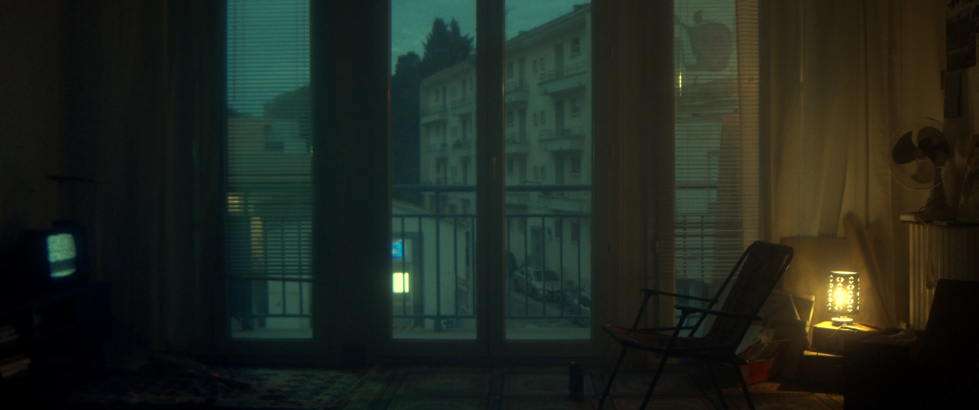 Appartement de nuit devant la fenêtre
