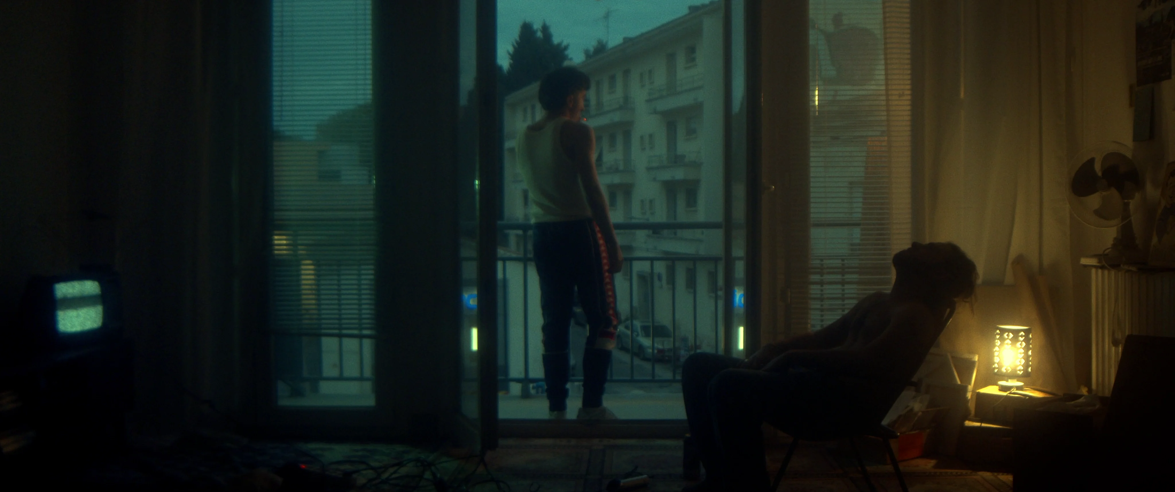 Deux personnages dans l'appartement