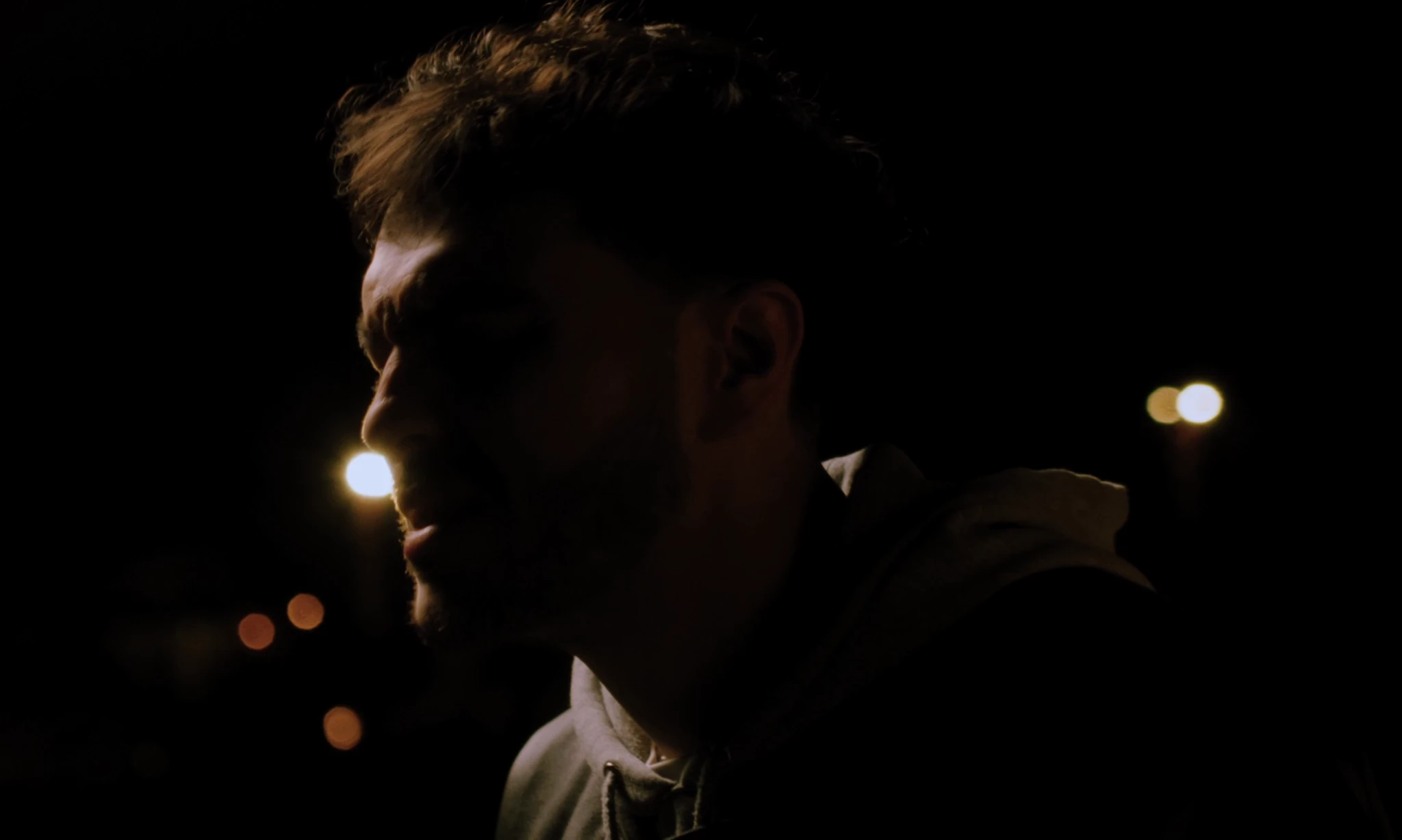 Lucas Paramour filmé de nuit