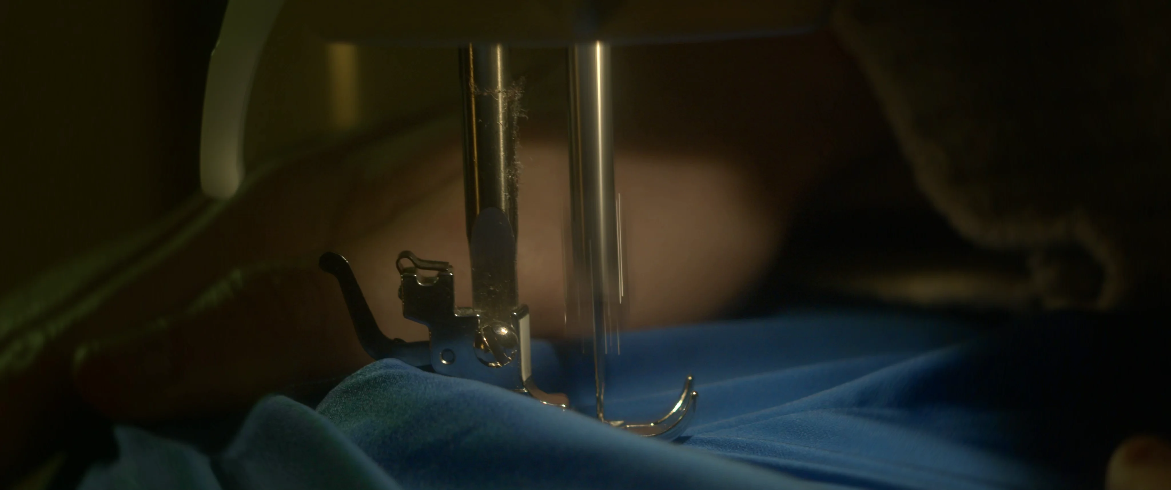 Machine à coudre sur un tissu bleu