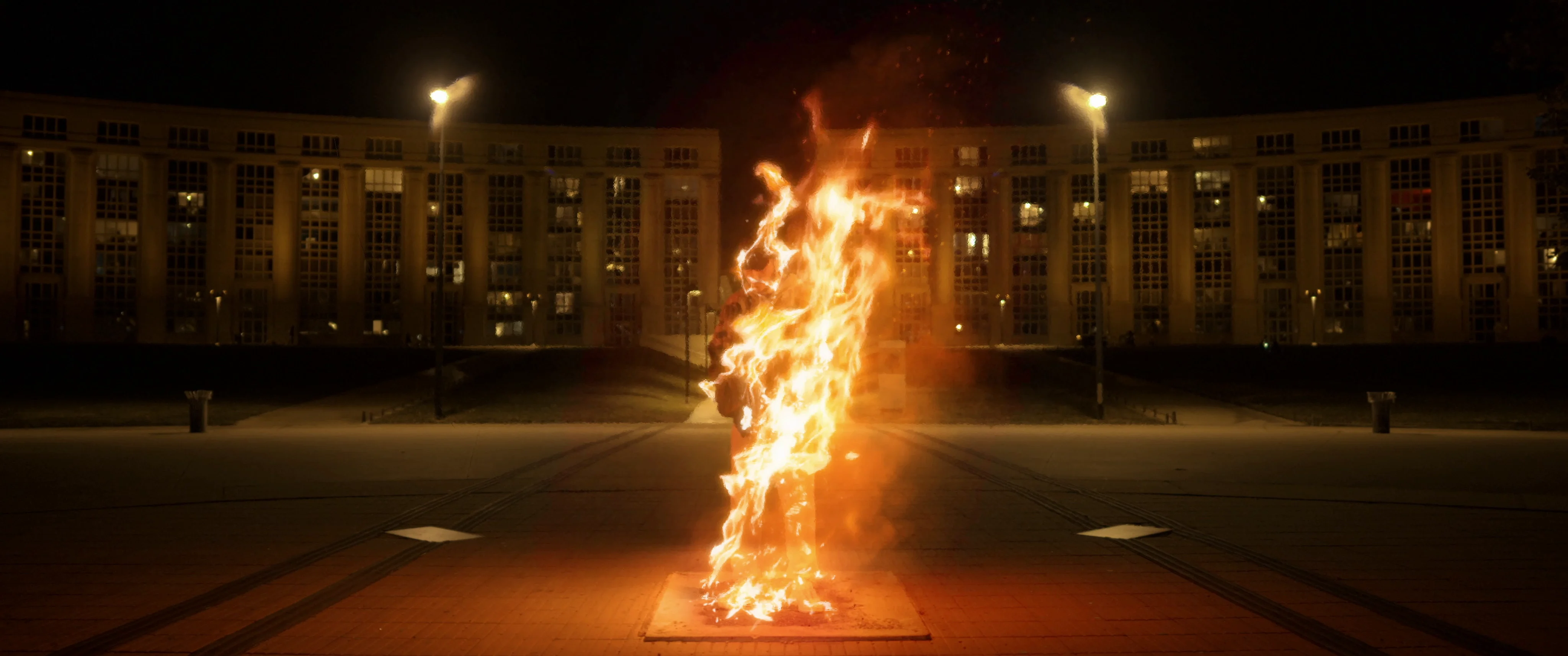 Feu sur une place la nuit
