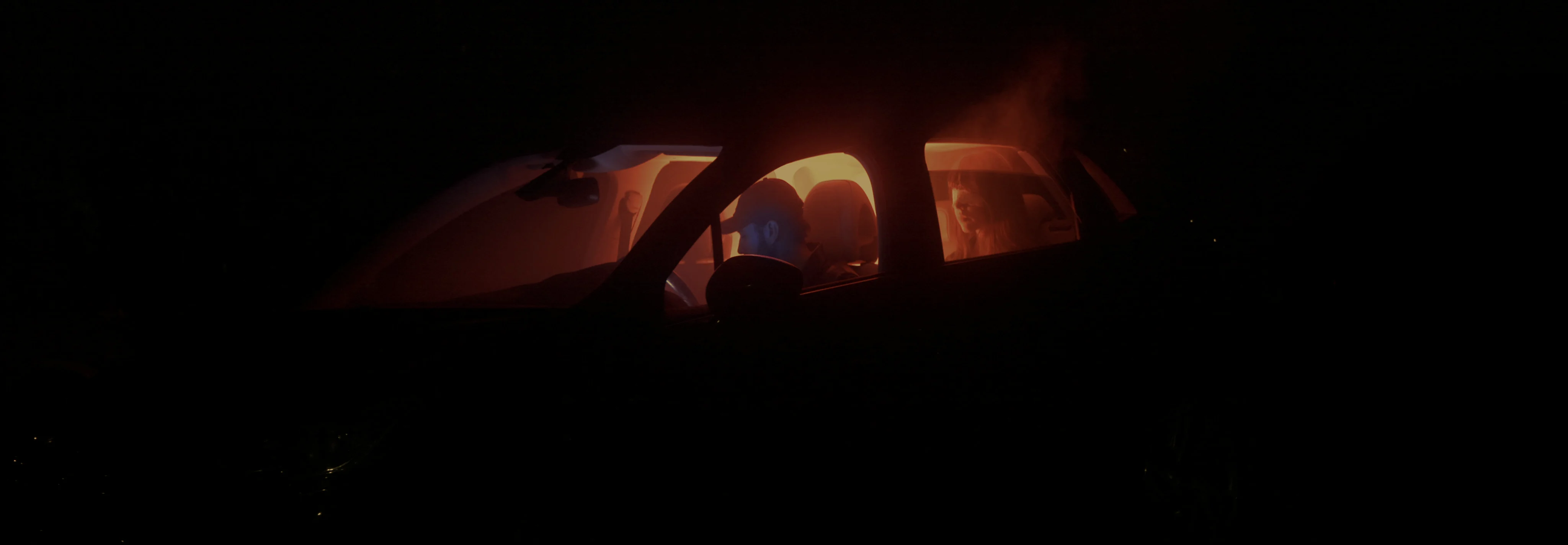 Voiture dans la nuit orange