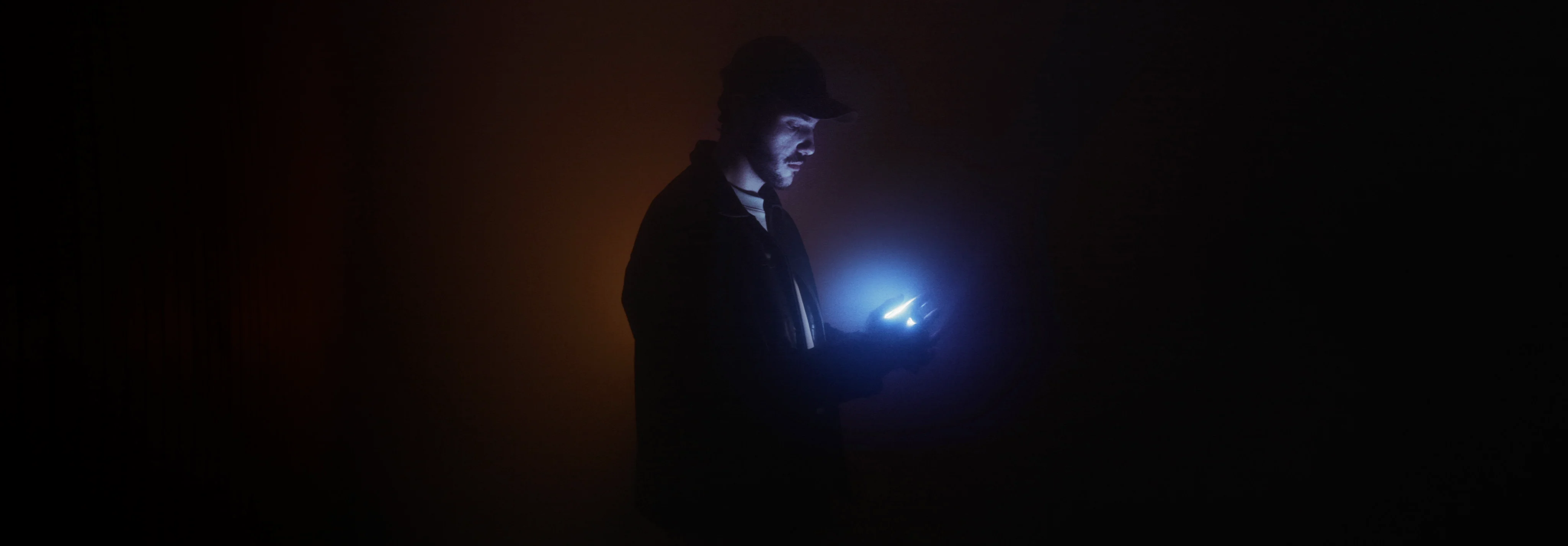 Silhouette éclairée par un téléphone