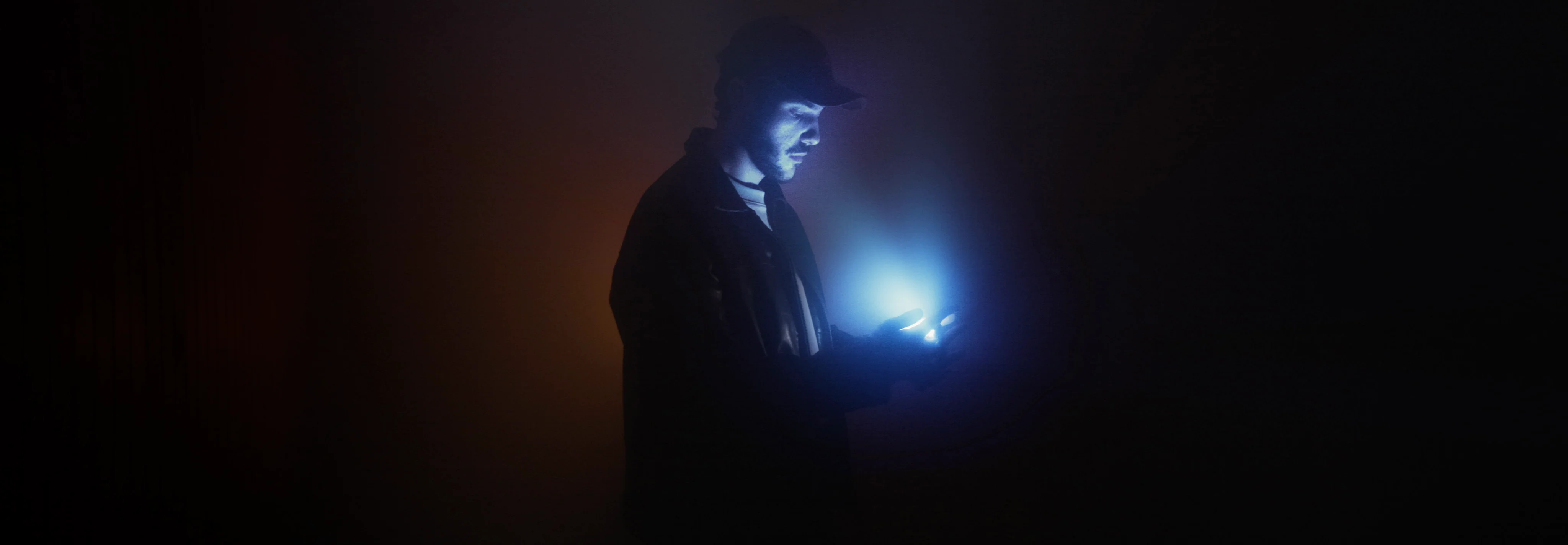 Silhouette au téléphone dans le noir