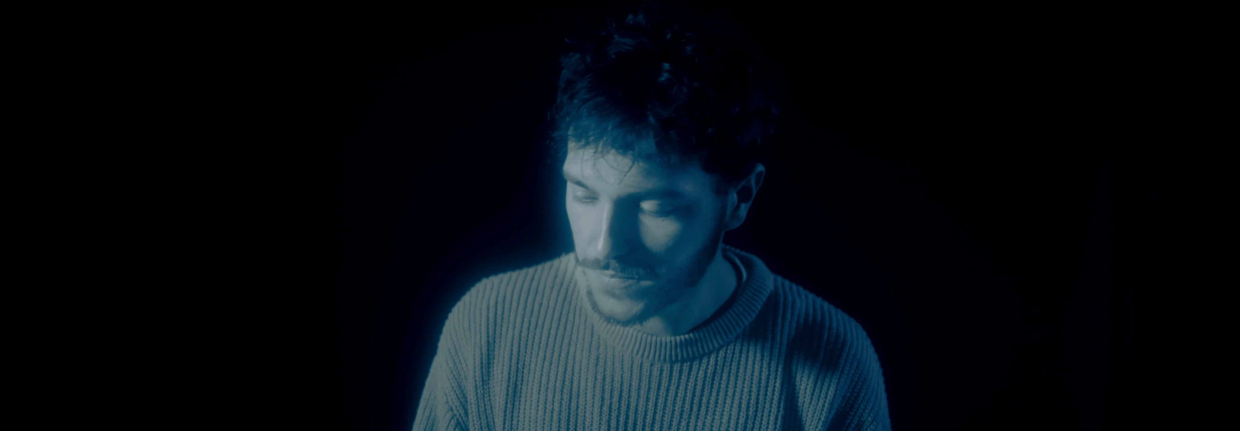 Lucas Paramour dans une lumière bleue