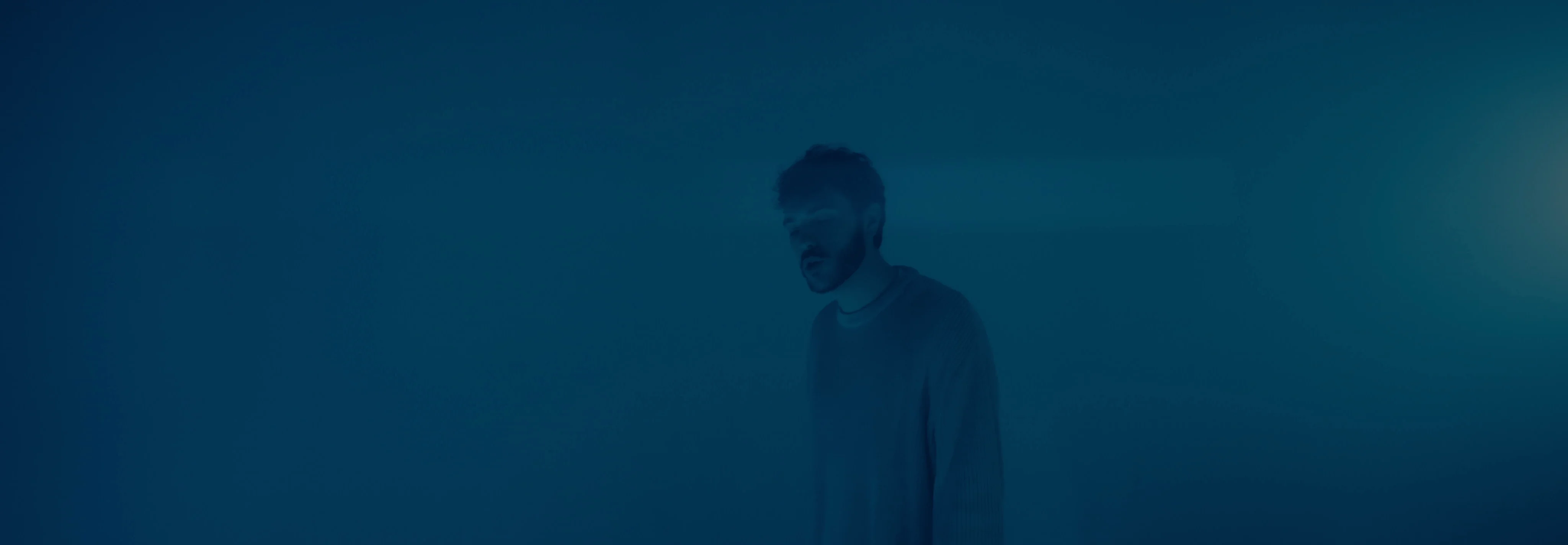 Silhouette dans un brouillard bleu