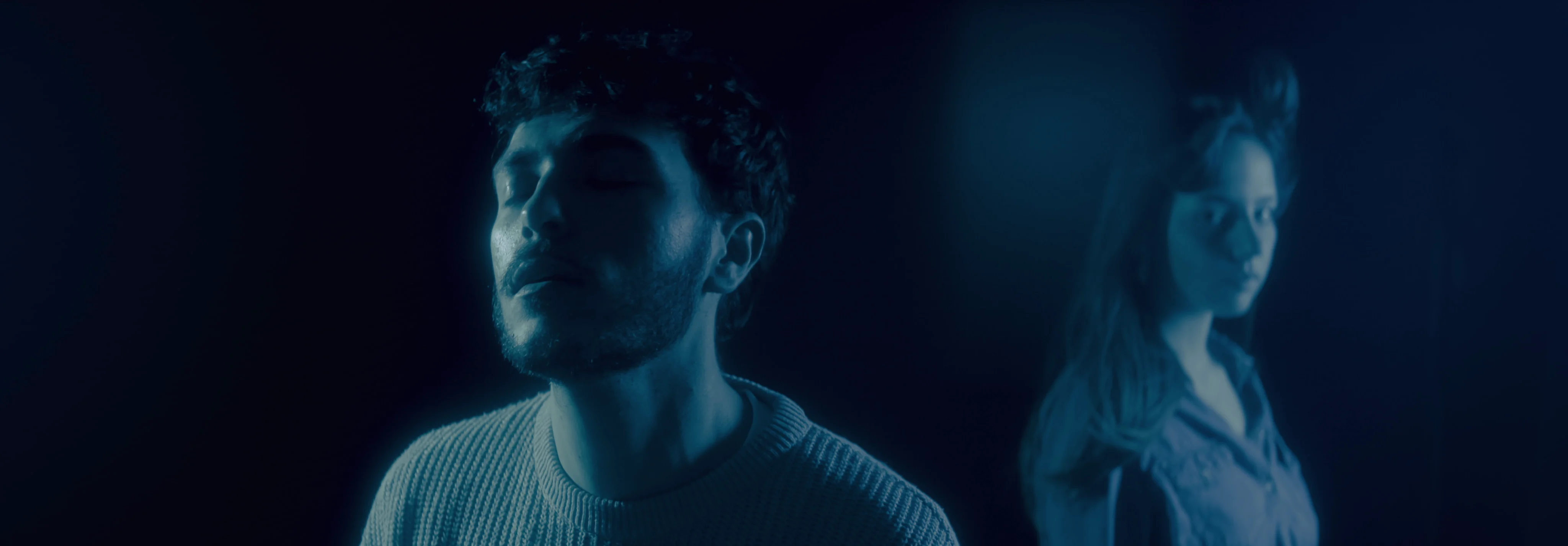 Lucas Paramour et une femme dans la lumière bleue